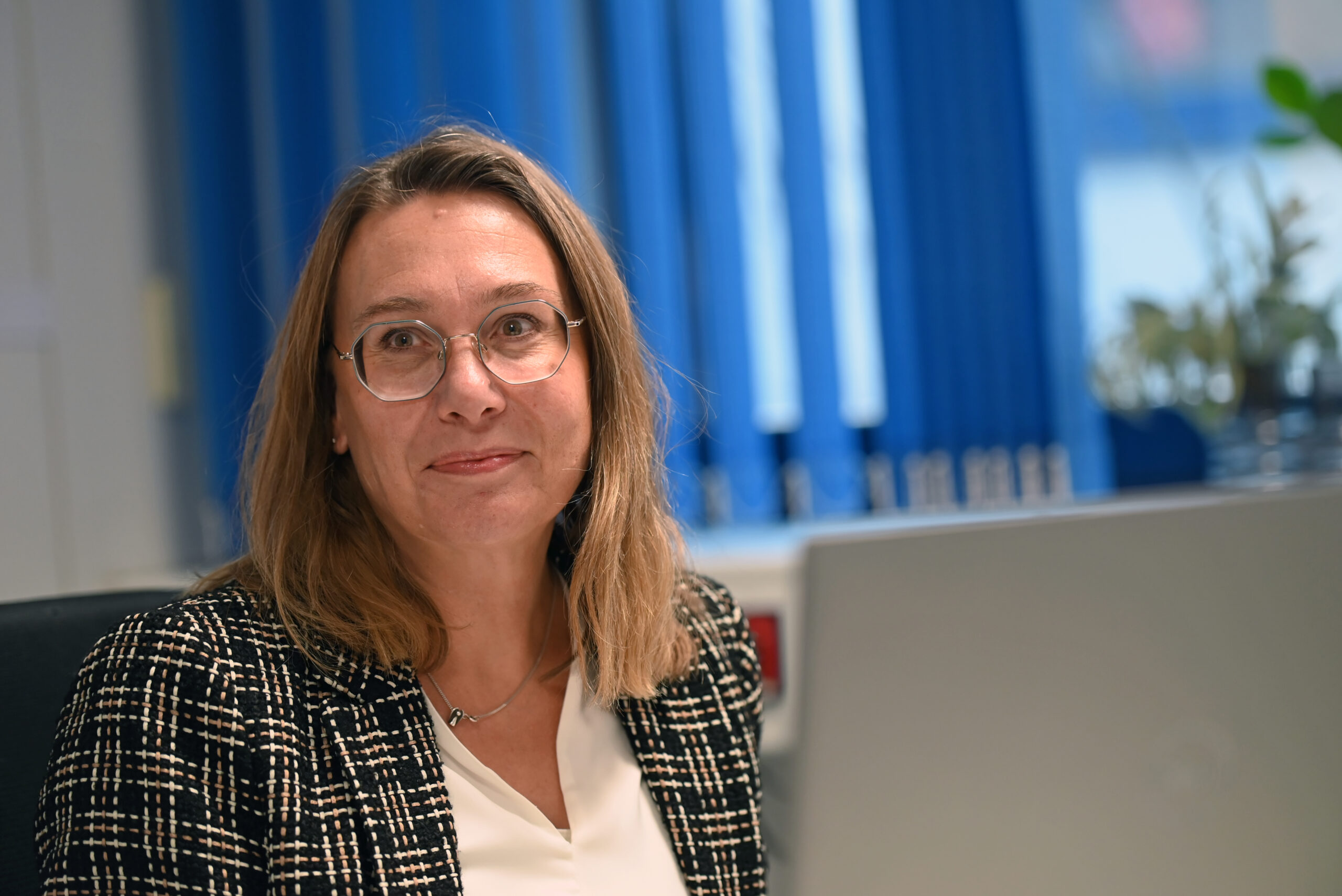 Carola Stein am Schreibtisch