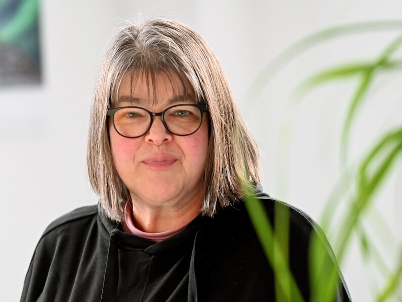 Dagmar Wilde am Schreibtisch