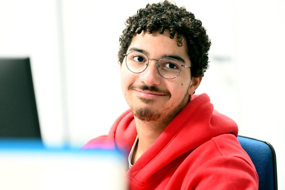Linus Wiebe am Schreibtisch