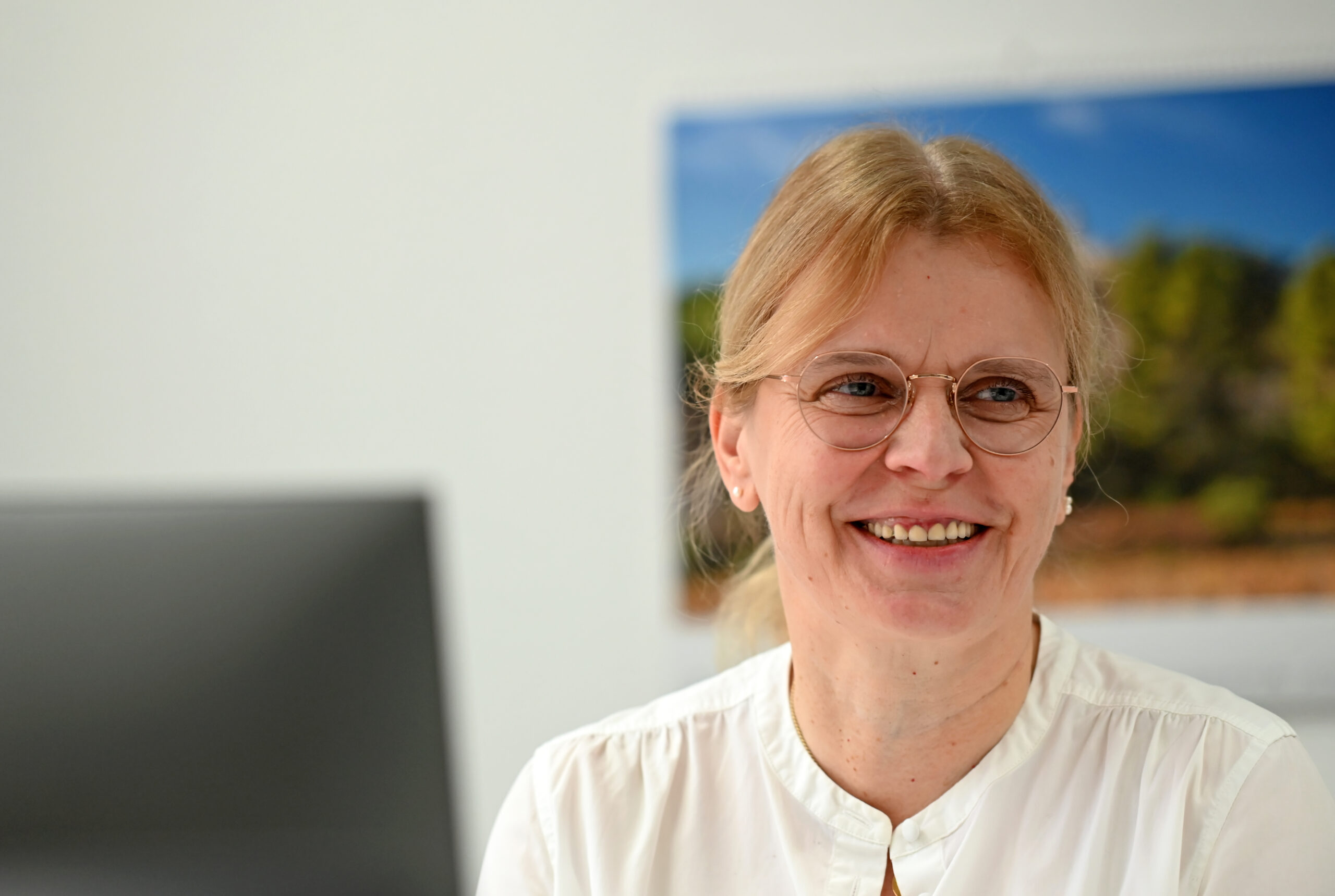 Mechtild Wibbeke am Schreibtisch