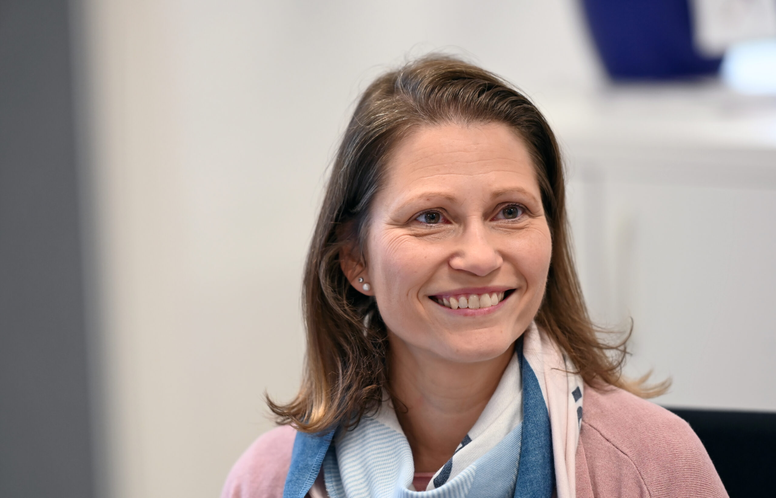 Sandra Scheips am Schreibtisch