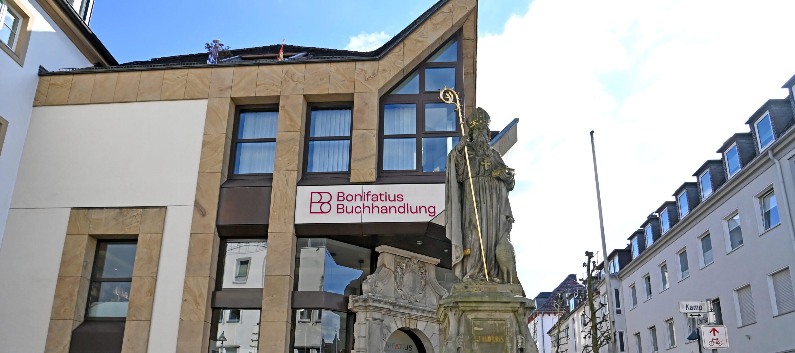 Eingangsbereich der Buchhandlung Bonifatius von außen