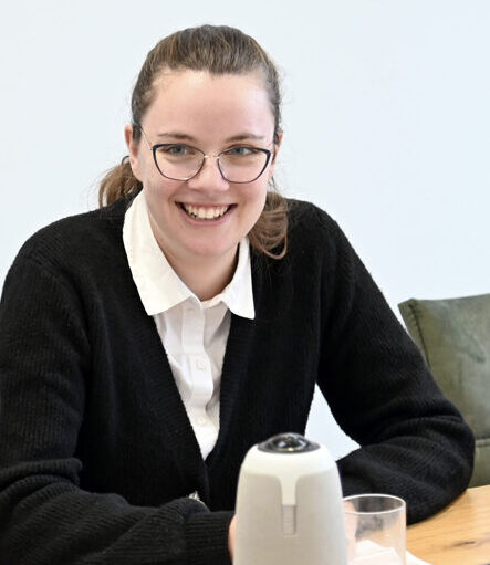Marie Schumacher am Besprechungstisch