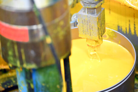 Behälter mit gelber Farbe für Druck