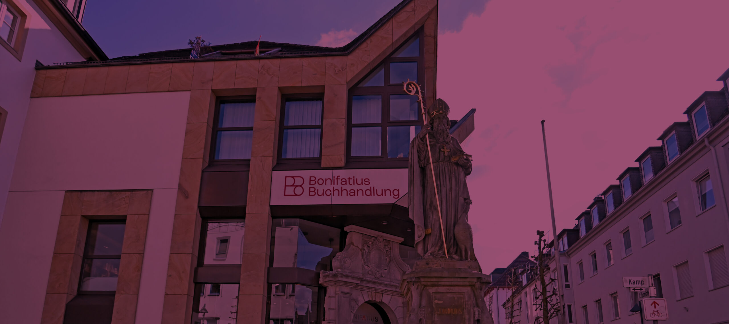 Foto von der Bonifatius-Buchhandlung von außen in Paderborn